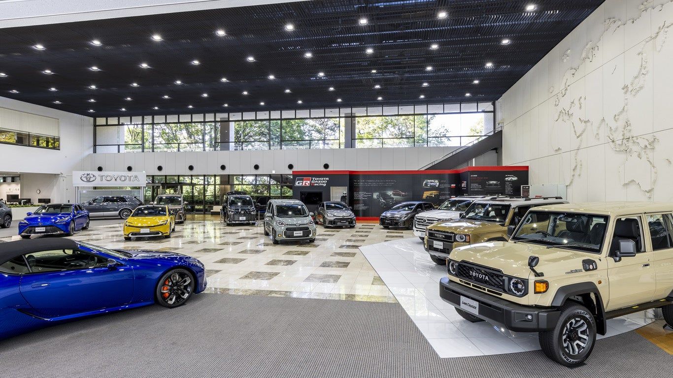 トヨタ車が並ぶトヨタ会館の展示ホール