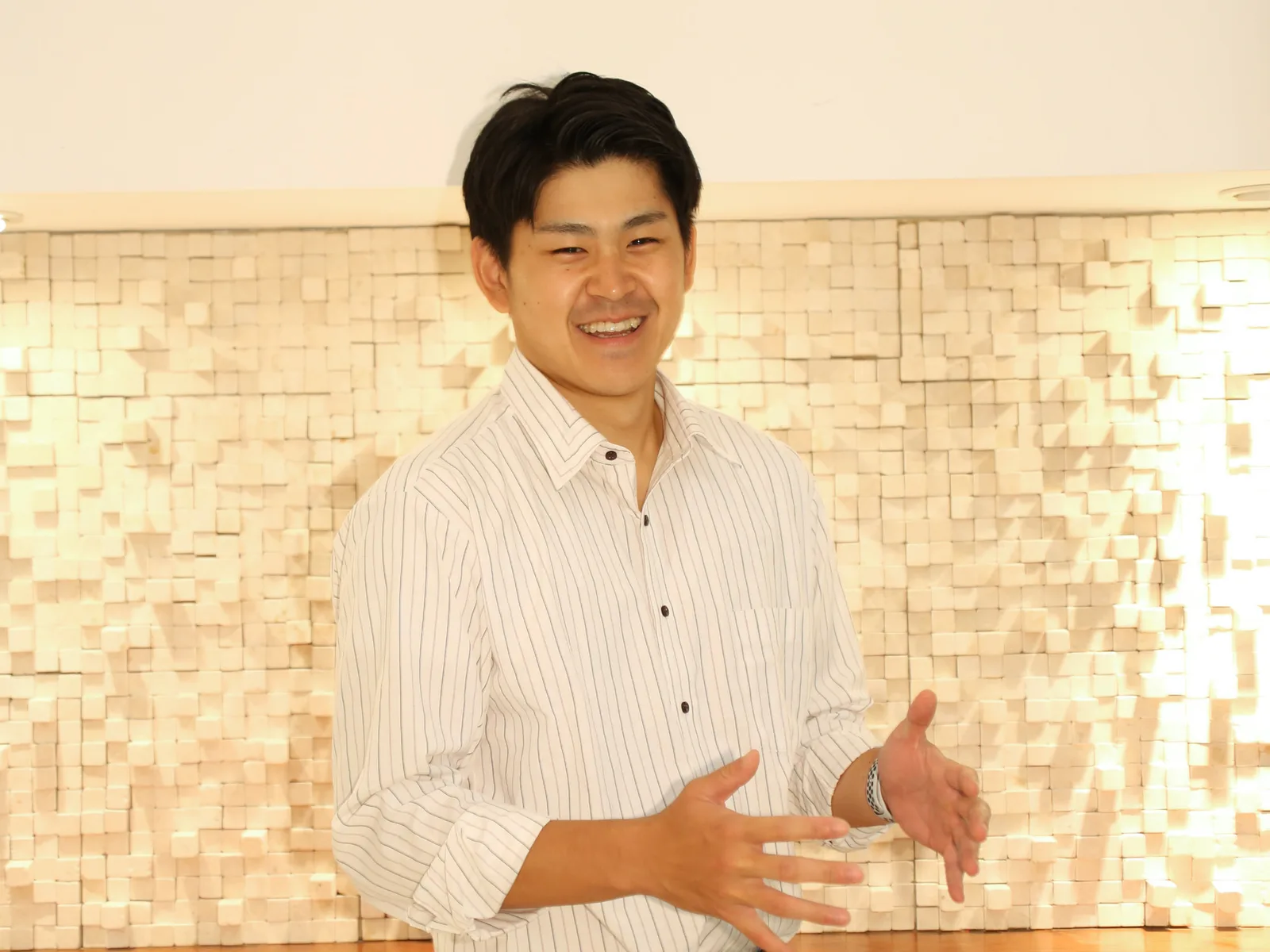 オフィスで話す営業の土屋裕太郎
